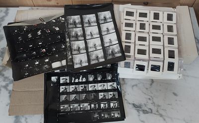 plusieurs photos en noir et blanc sont empilées les unes sur les autres