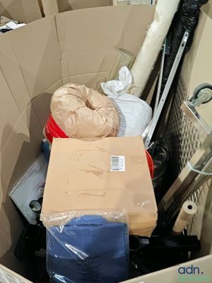 une boîte en carton remplie d'objets divers dans une pièce