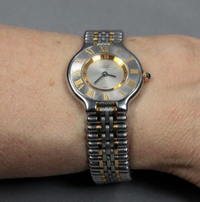le poignet d'une femme sur lequel est posée une montre