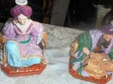 deux figurines représentant un homme et une femme assis sur un traîneau