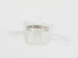 une bague en or blanc avec des diamants sur fond blanc