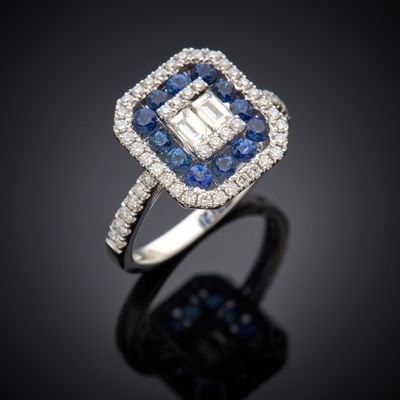 une bague en diamant et saphir