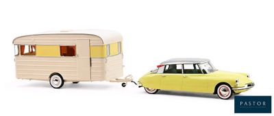 petite voiture jouet jaune et remorque sur fond blanc, avec un fond blanc