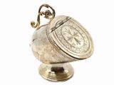 un vase en argent surmonté d'une horloge