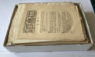 un vieux livre dans une boîte posée sur une table