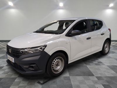 la voiture blanche est garée dans une pièce au sol en damier