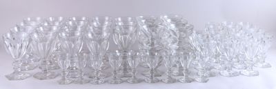 de nombreuses bouteilles en verre transparent posées sur une surface blanche