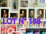 une photo montrant de nombreux timbres accrochés au mur