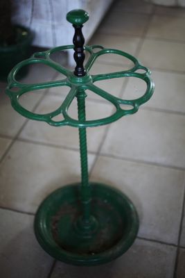 un support à plantes vert posé au sol dans la cuisine