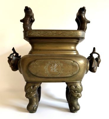 brûle-parfum en bronze orné d'oiseaux sur fond blanc