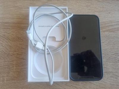 une boîte sur laquelle se trouvent un chargeur et un téléphone portable