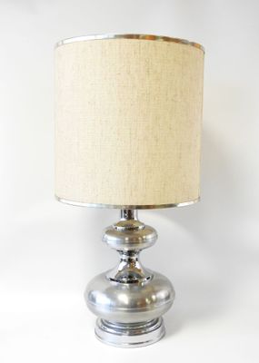 l'image d'une lampe posée sur une table