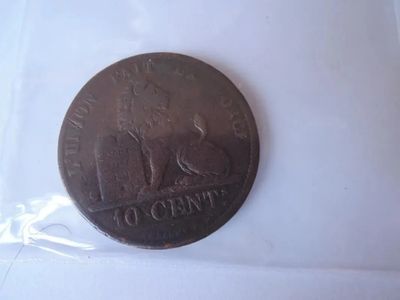 une vieille pièce de monnaie représentant un homme et une femme