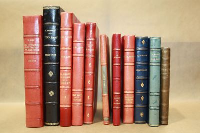 les livres sont alignés en rangée sur une étagère
