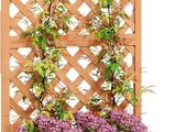 une jardinière en bois contenant des fleurs violettes