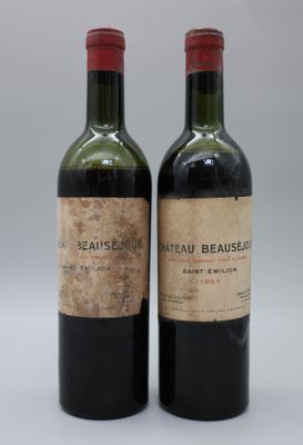 deux bouteilles de vin posées l'une à côté de l'autre sur une table