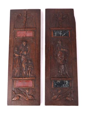 paire de panneaux anciens en bois sculpté représentant des scènes religieuses