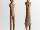 une paire de figurines sculptées représentant un homme et une femme