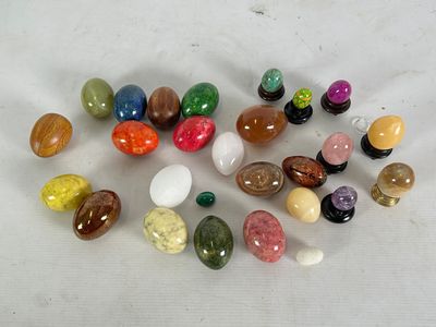 beaucoup de pierres de différentes couleurs sur la table