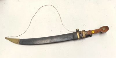 un couteau accroché au mur