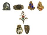un grand nombre de badges sur une surface blanche