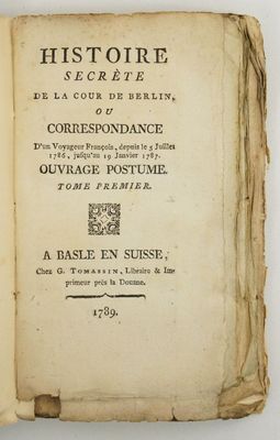 un vieux livre écrit posé sur une table