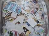 une boîte remplie de timbres posée sur une table