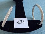 une photo d'une paire de boucles d'oreilles avec une étiquette de prix