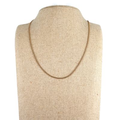 gros plan d'un torse de mannequin portant un collier
