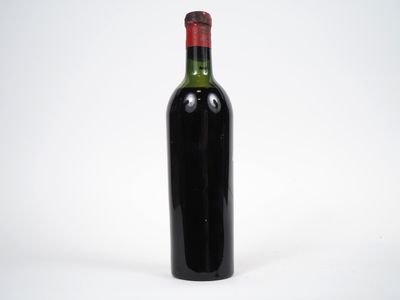 une bouteille de vin posée sur une table