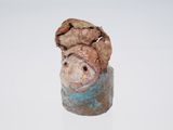 sculpture représentant la tête d'un homme coiffé d'un chapeau