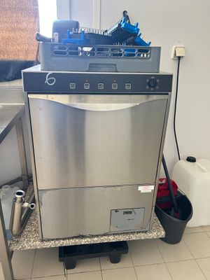 un lave-vaisselle qui se trouve dans une cuisine