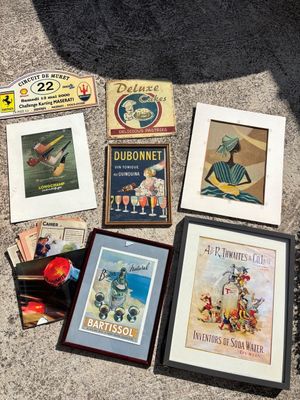 beaucoup de photos, encadrées ou non, par terre