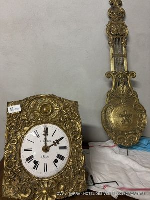 une horloge posée à côté d'une autre horloge sur une table