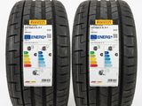 une paire de pneus portant des étiquettes, en vente, sur fond blanc