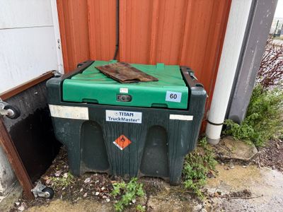 une poubelle verte posée devant un immeuble