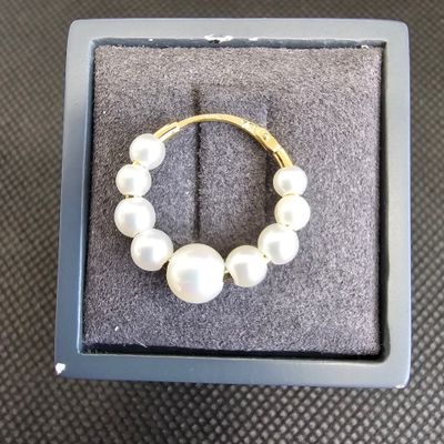 bracelet de perles dans une boîte posée sur une table recouverte d'un tissu noir