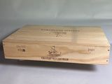 une boîte en bois avec un couvercle en bois sur lequel figure un logo