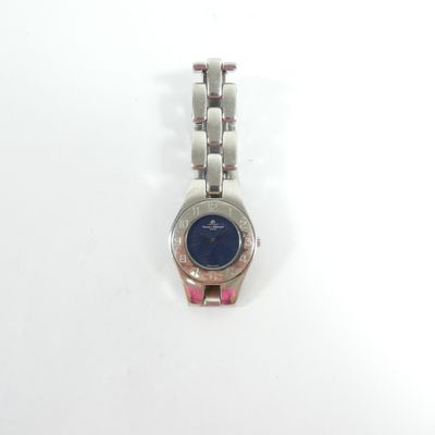 une image d'une montre-bracelet de femme sur une surface blanche