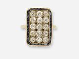 gros plan d'une bague en diamant et saphir sur fond blanc