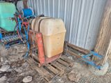 un grand conteneur posé sur une palette devant un bâtiment