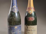 deux bouteilles de champagne posées l'une à côté de l'autre sur une table