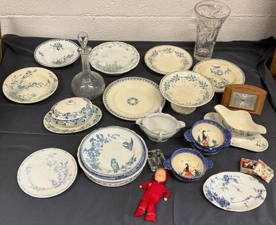 une table sur laquelle sont disposées de nombreuses assiettes bleues et blanches
