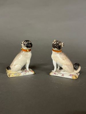 une paire de figurines en porcelaine représentant un carlin et un chat