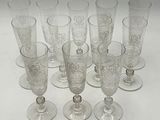 six verres à pied en verre transparent posés sur une table blanche