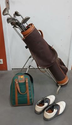 un sac de clubs de golf et une paire de chaussures par terre