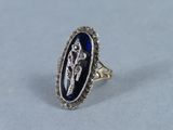 un gros plan d'une bague en argent sertie d'une pierre bleue