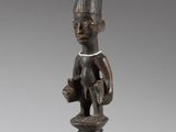 une image représentant une statue d'une femme avec un sèche-cheveux sur la tête