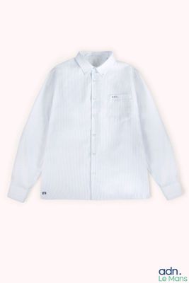 chemise blanche à manches longues et boutons sur la poitrine