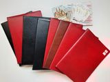 plusieurs types de chemises en cuir rouge et noir posées sur une table blanche